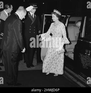 Ihre Majestät Königin Elizabeth II. Wird vom Medienmogul Lew Grade (links) begrüßt, als sie zur Royal Gala Variety Performance im Londoner Palladium eintrifft, die dem British Olympics Appeal Fund zugute kommt.22.. Mai 1972. Stockfoto