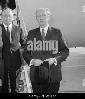 Der Premierminister der Republik Irland, Jack Lynch, kommt auf dem Weg nach Chequers zu Gesprächen mit Edward Heath am Flughafen Heathrow an. 6.. September 1971. Stockfoto