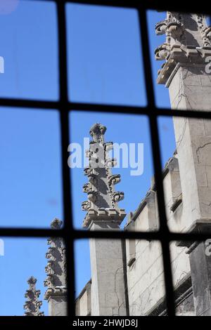 Ein Blick durch ein mittelalterliches gotisches Fenster nach außen. Stockfoto