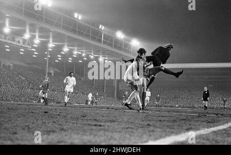 Liverpool 3-0 Bayern München, Inter-Cities Fairs Cup Viertelfinale 1. Leg Match in Anfield, Mittwoch, 10.. März 1971. Unser Bild Zeigt ... Unser Bild Zeigt ... Bayern-Torhüter Sepp Maier vereitelt John Toshack. Stockfoto