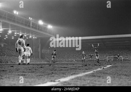 Liverpool 3-0 Bayern München, Inter-Cities Fairs Cup Viertelfinale 1. Leg Match in Anfield, Mittwoch, 10.. März 1971. Unser Bild Zeigt ... Nummer 8, Alun Evans, Stürmer aus Liverpool mit erhöhten Armen nach dem ersten Tor. Stockfoto
