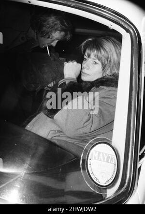 Die Schauspielerin Jill Bennett sah, wie sie das St. Thomas's Hospital verließ, nachdem sie in einen Unfall verwickelt war. 26.. November 1972. Stockfoto