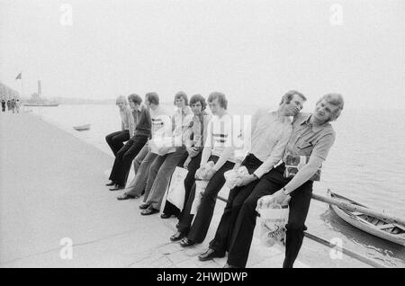 Die Spieler von Leeds United sitzen auf einem Geländer an der Promenade, während sie einen Spaziergang durch die Stadt Salonike Unternehmen, bevor sie ihr Finale des European Cup Winners Cup 1973 gegen AC Mailand im Kaftanzoglio Stadium in Thessaloniki, Griechenland, antreten. Leeds verlor 0-1 im Finale nach einigen umstrittenen Entscheidungen des griechischen Schiedsrichters Christos Michas. 15. Mai 1973. Stockfoto