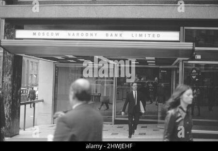 Außenansicht der Moskauer Narodny Bank in London September 1971. Eine Reihe sowjetischer Bürger, die bei der Bank arbeiten, wurden gebeten, das Land zu verlassen (erklärte sie als „persona non grata“, als die neue Tory-Regierung unter Edward Heath beschloss, sich wegen der Bedenken hinsichtlich des Ausmaßes der sowjetischen Geheimdienstaktivitäten in Großbritannien hart zu machen. Insgesamt wurden im Jahr 1971 105 sowjetische Bürger ausgewiesen, die bekannt oder verdächtigt wurden, an Geheimdienstaktivitäten beteiligt zu sein. Stockfoto