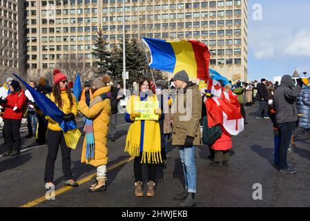 Ottawa, Kanada - 27. Februar 2022: Ein Zeichen, das eine Flugverbotszone auf der Ottawa fordert, steht mit der Ukraine-Kundgebung und dem Marsch, um gegen die russische Invasion zu protestieren Stockfoto