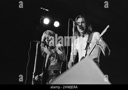 Status Quo treten beim Reading FestivalAm Samstag, dem 25.. August 1973 auf. Bild zeigt Rick Parfitt (links) und Francis Rossi (rechts) das Festival wurde damals das dreizehnte National Jazz ,Blues and Rock Festival genannt und fand in der Richfield Avenue, Reading, in der Stadt, statt. Bild aufgenommen am Samstag, 25.. August 1973 Stockfoto