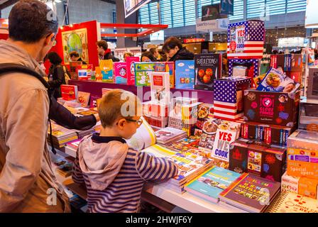 Paris, Frankreich, französische Familie, Buch von hinten lesen, im Salon de Livre, Messe, Buchladen, Foire Exposition, Messe, Ausstellung des pariser Kongresszentrums Stockfoto