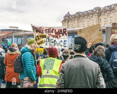 Bristol, Großbritannien, Sonntag, 6. 2022. März. Ein kleiner Protest im Zentrum von Bristol, um einen „internationalen Tag der Antikriegsaktion“ zu markieren, eine von mehreren Kundgebungen, die weltweit stattfinden, um sich gegen die andauernde Bombardierung der Ukraine durch Russland zu wehren. Die Gruppen lehnen die russische Invasion ab und fordern den sofortigen Abzug aller russischen Truppen. Sie lehnen sowohl die Erweiterung der NATO als auch Sanktionen ab, die den normalen Russen schaden würden, und rufen alle Länder auf, Flüchtlinge aufzunehmen, die vor dem Krieg fliehen. Kredit: Bridget Catterall/Alamy Live Nachrichten. Stockfoto