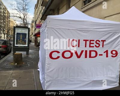 Paris, Frankreich, COVID-19 Testzelt auf der Straße bei der Apotheke, Schild auf Französisch Stockfoto