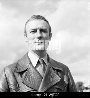 Edward Woodward Schauspieler, der die Rolle von David Callan in ITVs Fernsehsendung 'Callan' spielt, abgebildet in Kingston, Surrey. Oktober 1971. Stockfoto