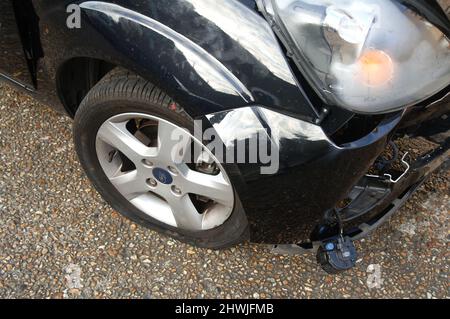 Frontaler Schaden an einem Fahrzeug nach einem Straßenverkehrszusammenstoß. Stockfoto