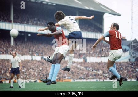 English League Division ein Spiel in der White Hart Lane. Tottenham Hotspur 1 / West Ham United 0. West Hams Clyde Best wurde im von Spurs Verteidiger Mike England von Pop Robson für den Ball herausgefordert. 23.. September 1972. Stockfoto