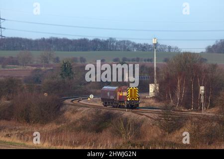 DB Schenker Baureihe 08 Rangierlokomotive 08703 mit einem einzigen HTA-Kohlewagen, der auf der Hauptstrecke am Burton Salmon vorbeifährt Stockfoto