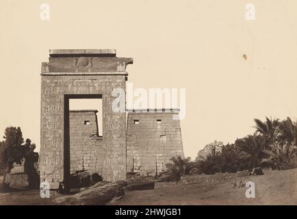 Karnak: Tor von Khonsu. Künstler: Antonio Beato, italienisch, ca. 1825–ca. 1903 Stockfoto