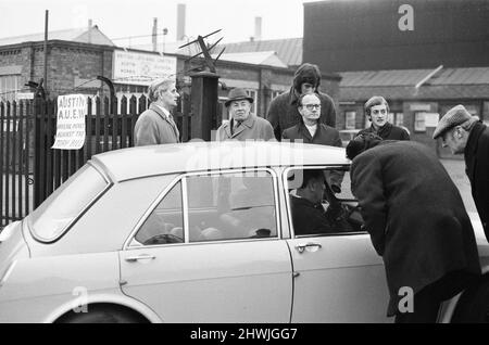 Streikaktion in Longbridge, zur Unterstützung des ersten offiziellen eintägigen Streiks gegen das Industrial Relations Bill, Birmingham, Montag, 1.. März 1971. Mitglieder der Amalgamated Union of Engineering Workers, die sich gegen das Gesetz über Arbeitsbeziehungen eingesetzt haben. Stockfoto