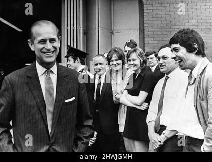 Prinz Philip besucht Wales. Ein lächelnder Herzog von Edinburgh wendet sich nach einem Gespräch mit Arbeitern der Royal Mint, Llantrisant, nach der Verleihung der Awards des Council of Industrial Design 1971. 20 Mai 1971. Stockfoto