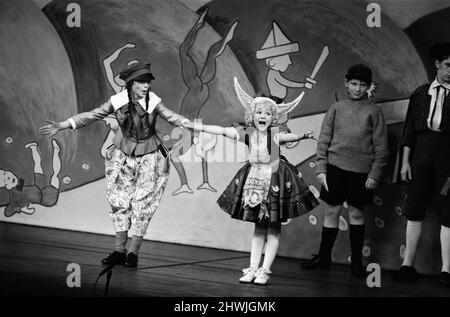 Einige der Darsteller waren während einer besonderen Generalprobe für „Gypsy“ im Piccadilly Theatre auf der Bühne. Bonnie Langford spielt Baby June (blonde Haare). 17. Mai 1973. Stockfoto