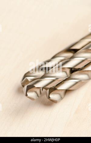 Nahaufnahme einer Reihe von Bohrern für Holz und Metall. Zum Bohren von Hartmetallen und Holz. Bohrwerkzeug für Holz- und Möbelherstellung. Stockfoto