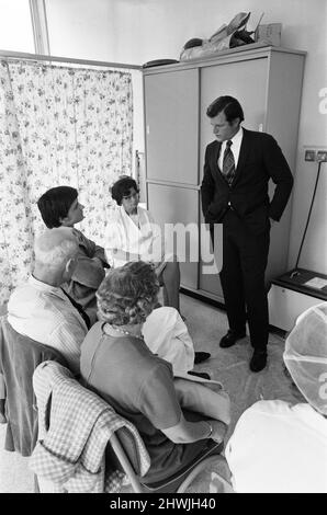 Senator Edward Kennedy zu sehen hier im Gespräch mit dem Patienten im medizinischen Zentrum während seiner Tour von Cadbury Schweppes-Fabrik in Bournville. Der Senator war als Teil seiner fünf-Tage-Tour im Vereinigten Königreich in den Midlands. 13. September 1971 Stockfoto