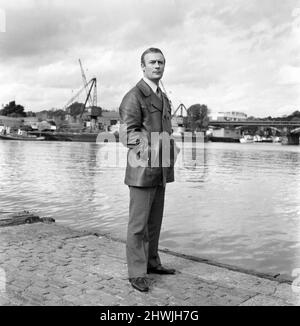 Edward Woodward Schauspieler, der die Rolle von David Callan in ITVs Fernsehsendung 'Callan' spielt, abgebildet in Kingston, Surrey. Oktober 1971. Stockfoto