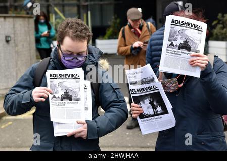 Portland Place, London, Großbritannien. 6. März 2022. Stop the war Coalition und CND protestieren gegen einen möglichen Atomkrieg in der Ukraine. Kredit: Matthew Chattle/Alamy Live Nachrichten Stockfoto