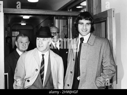 Das Larry Lloyd Liverpool Center lächelt halb, als er mit Manager Bill Shankly das FA-Hauptquartier am Lancaster Gate verlässt, nachdem er vom 1972. November gute Nachrichten vom Disziplinarausschuss gehört hatte. Stockfoto