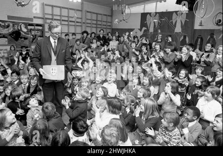 Die Kinder der St. Paul's Junior School in Upper Holly Walk, Leamington Spa, geben ihrem Schulleiter, Herrn T. T. Rutherford, einen fröhlichen Abschied, der die Schule nach 23 Jahren Dienst verlässt.19.. Dezember 1973 Stockfoto