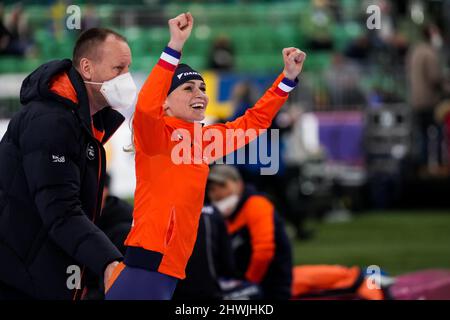 HAMAR, NORWEGEN - 6. MÄRZ: Irene Schouten aus den Niederlanden feiert ihren WM-Sieg, nachdem sie am 6. März 2022 in Hamar, Norwegen, beim Vikingskipet im Rahmen der ISU-Eisschnelllauf-Weltmeisterschaft 5000m im Allround-Rennen teilgenommen hat (Foto: Douwe Bijlsma/Orange Picles) Stockfoto