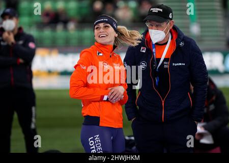 HAMAR, NORWEGEN - 6. MÄRZ: Irene Schouten aus den Niederlanden feiert ihren WM-Sieg, nachdem sie am 6. März 2022 in Hamar, Norwegen, beim Vikingskipet im Rahmen der ISU-Eisschnelllauf-Weltmeisterschaft 5000m im Allround-Rennen teilgenommen hat (Foto: Douwe Bijlsma/Orange Picles) Stockfoto