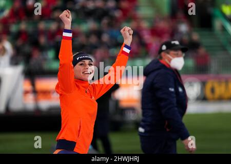 HAMAR, NORWEGEN - 6. MÄRZ: Irene Schouten aus den Niederlanden feiert ihren WM-Sieg, nachdem sie am 6. März 2022 in Hamar, Norwegen, beim Vikingskipet im Rahmen der ISU-Eisschnelllauf-Weltmeisterschaft 5000m im Allround-Rennen teilgenommen hat (Foto: Douwe Bijlsma/Orange Picles) Stockfoto