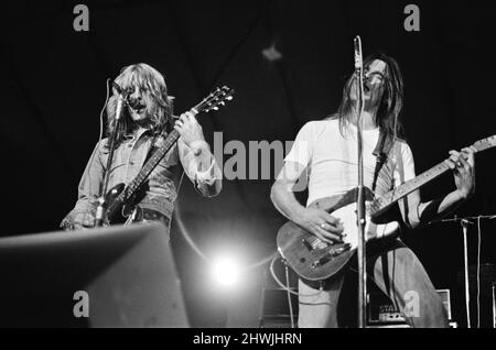 Status Quo treten beim Reading FestivalAm Samstag, dem 25.. August 1973 auf. Bild zeigt Rick Parfitt (links) und Francis Rossi (rechts) das Festival wurde damals das dreizehnte National Jazz ,Blues and Rock Festival genannt und fand in der Richfield Avenue, Reading, in der Stadt, statt. Bild aufgenommen am Samstag, 25.. August 1973 Stockfoto