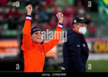 HAMAR, NORWEGEN - 6. MÄRZ: Irene Schouten aus den Niederlanden feiert ihren WM-Sieg, nachdem sie am 6. März 2022 in Hamar, Norwegen, beim Vikingskipet im Rahmen der ISU-Eisschnelllauf-Weltmeisterschaft 5000m im Allround-Rennen teilgenommen hat (Foto: Douwe Bijlsma/Orange Picles) Stockfoto