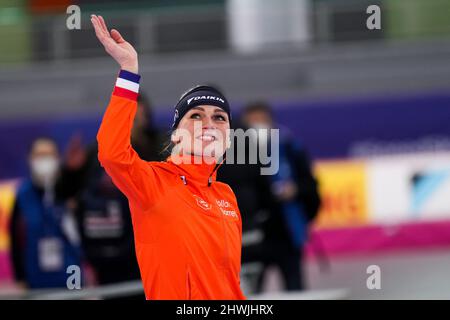 HAMAR, NORWEGEN - 6. MÄRZ: Irene Schouten aus den Niederlanden feiert ihren WM-Sieg, nachdem sie am 6. März 2022 in Hamar, Norwegen, beim Vikingskipet im Rahmen der ISU-Eisschnelllauf-Weltmeisterschaft 5000m im Allround-Rennen teilgenommen hat (Foto: Douwe Bijlsma/Orange Picles) Stockfoto