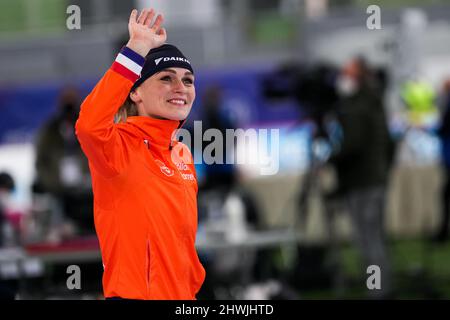 HAMAR, NORWEGEN - 6. MÄRZ: Irene Schouten aus den Niederlanden feiert ihren WM-Sieg, nachdem sie am 6. März 2022 in Hamar, Norwegen, beim Vikingskipet im Rahmen der ISU-Eisschnelllauf-Weltmeisterschaft 5000m im Allround-Rennen teilgenommen hat (Foto: Douwe Bijlsma/Orange Picles) Stockfoto