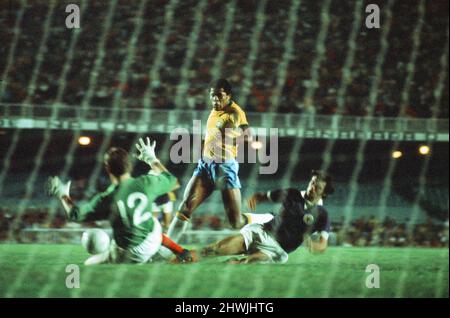 Brasilien 1-0 Schottland, 1972 Brasilien Independence Cup, letzte Etappe, Gruppe-A-Spiel im Estadio do Maracana, Rio de Janeiro, Brasilien, Mittwoch, 5.. Juli 1972. Im Bild schießt Dario aus Brasilien auf das Tor, das dem schottischen Torhüter Bobby Clark gegenübersteht. Stockfoto