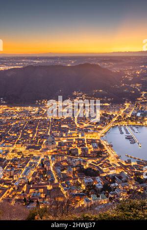 Como, Italien Stadtbild von oben in der Abenddämmerung. Stockfoto