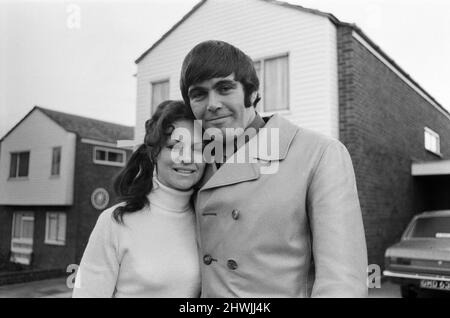 Der Fußballer John Hughes, der kürzlich zum Crystal Palace kam, wurde zu Hause mit seiner Frau Mary in Coulsdon, Surrey, fotografiert. 10.. Dezember 1971. Stockfoto