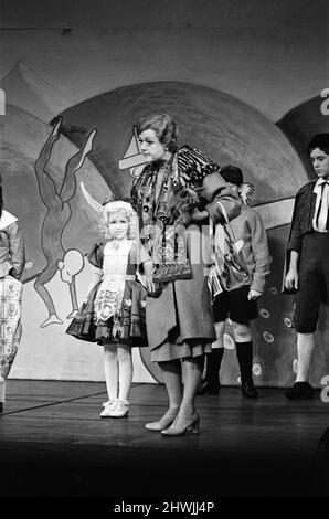 Die Darsteller auf der Bühne während einer besonderen Generalprobe für „Gypsy“ im Piccadilly Theatre. Von links nach rechts spielt die kleine Bonnie Langford die Tochter von Rose, gespielt von Angela Lansbury. 17. Mai 1973. Stockfoto