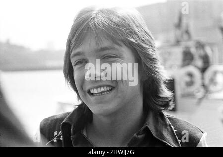 David Cassidy, Sänger und Schauspieler, im Bild 1972. David ist an Bord der 120 Meter langen Luxusyacht „Ocean Saber“ abgebildet, die er persönlich gechartert hat und an der Themse am Tower Pier festmacht. Die Gesamtkosten für die Charter betragen £1800 für den Zeitraum von fünf Tagen. David Bruce Cassidy ist weithin bekannt für seine Rolle als Keith Partridge in der musikalischen Sitcom The Partridge Family von 1970s, die dazu führte, dass er zu einem der berühmtesten Teenager-Idole und Popsänger der 1970s der Popkultur wurde. Später hatte er eine Karriere sowohl in der Schauspielerei als auch in der Musik. Bild aufgenommen am 6.. September 1972David Cassidy, Sänger und Stockfoto