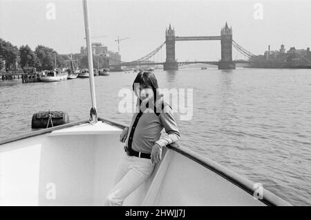 David Cassidy, Sänger und Schauspieler, im Bild 1972. David ist an Bord der 120 Meter langen Luxusyacht „Ocean Saber“ abgebildet, die er persönlich gechartert hat und an der Themse am Tower Pier festmacht. Die Gesamtkosten für die Charter betragen £1800 für den Zeitraum von fünf Tagen. David Bruce Cassidy ist weithin bekannt für seine Rolle als Keith Partridge in der musikalischen Sitcom The Partridge Family von 1970s, die dazu führte, dass er zu einem der berühmtesten Teenager-Idole und Popsänger der 1970s der Popkultur wurde. Später hatte er eine Karriere sowohl in der Schauspielerei als auch in der Musik. Bild aufgenommen am 6.. September 1972David Cassidy, Sänger und Stockfoto