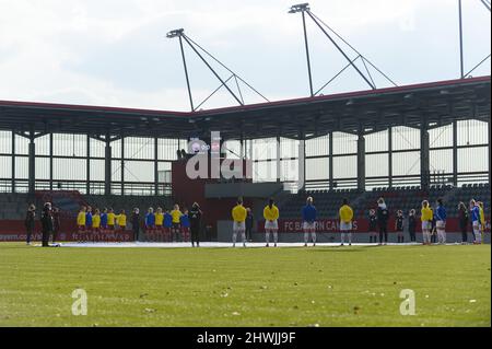 München, Deutschland. 06. März 2022. Die Spieler beider Teams in blauen und gelben Jacken halten eine Minute Schweigen, um den Krieg in der Ukraine vor dem Flyeralarm Frauen Bundesliga-Spiel zwischen dem FC Bayern München und 1 zu beenden. FC Köln auf dem FC Bayern Campus, München. Sven Beyrich/SPP Kredit: SPP Sport Pressefoto. /Alamy Live News Stockfoto