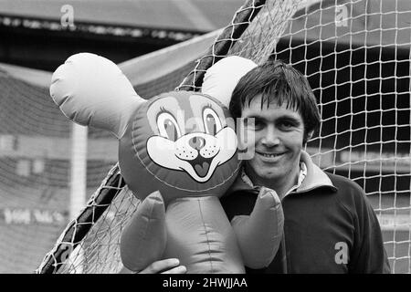 Crystal Palace bereiten sich auf ihr Heimcup-Spiel gegen Everton vor. Stürmer John Hughes, bekannt als Yogi-Bär, posiert mit einem Kunststoff-Blow-up-Tier, das ihm für Viel Glück. geschickt wurde 13.. Januar 1972. Stockfoto