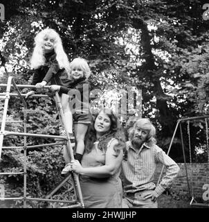 Samantha Gates, Kindermodell, abgebildet zu Hause mit Familie, darunter Bruder Stefan und Mutter Jean Gates, Kilburn, London, Freitag, 6.. August 1971. Stockfoto