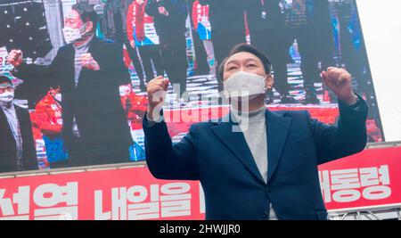 Yoon Suk-Yeol, 26. Februar 2022: Der Präsidentschaftskandidat der People Power Party in Südkorea, Yoon Suk-Yeol, nimmt an seinem Wahlkampf in Seoul, Südkorea, Teil. Die Präsidentschaftswahlen in Südkorea 2022 finden am 9. März statt. Kredit: Lee Jae-won/AFLO/Alamy Live Nachrichten Stockfoto