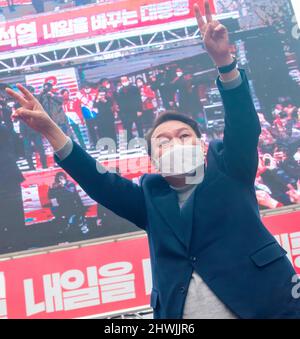 Yoon Suk-Yeol, 26. Februar 2022: Der Präsidentschaftskandidat der People Power Party in Südkorea, Yoon Suk-Yeol, nimmt an seinem Wahlkampf in Seoul, Südkorea, Teil. Die Präsidentschaftswahlen in Südkorea 2022 finden am 9. März statt. Kredit: Lee Jae-won/AFLO/Alamy Live Nachrichten Stockfoto