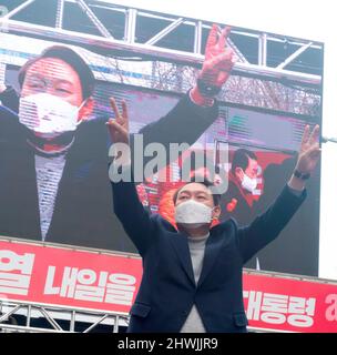 Yoon Suk-Yeol, 26. Februar 2022: Der Präsidentschaftskandidat der People Power Party in Südkorea, Yoon Suk-Yeol, nimmt an seinem Wahlkampf in Seoul, Südkorea, Teil. Die Präsidentschaftswahlen in Südkorea 2022 finden am 9. März statt. Kredit: Lee Jae-won/AFLO/Alamy Live Nachrichten Stockfoto