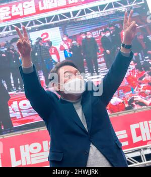 Yoon Suk-Yeol, 26. Februar 2022: Der Präsidentschaftskandidat der People Power Party in Südkorea, Yoon Suk-Yeol, nimmt an seinem Wahlkampf in Seoul, Südkorea, Teil. Die Präsidentschaftswahlen in Südkorea 2022 finden am 9. März statt. Kredit: Lee Jae-won/AFLO/Alamy Live Nachrichten Stockfoto