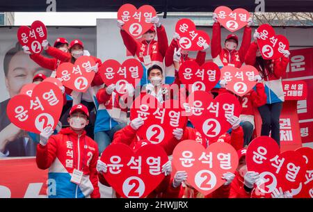 Yoon Suk-Yeol, 26. Februar 2022: Wahlkampfstopp des südkoreanischen Präsidentschaftskandidaten Yoon Suk-Yeol in Seoul, Südkorea. Die Präsidentschaftswahlen in Südkorea 2022 finden am 9. März statt. Kredit: Lee Jae-won/AFLO/Alamy Live Nachrichten Stockfoto