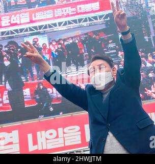 Yoon Suk-Yeol, 26. Februar 2022: Der Präsidentschaftskandidat der People Power Party in Südkorea, Yoon Suk-Yeol, nimmt an seinem Wahlkampf in Seoul, Südkorea, Teil. Die Präsidentschaftswahlen in Südkorea 2022 finden am 9. März statt. Kredit: Lee Jae-won/AFLO/Alamy Live Nachrichten Stockfoto