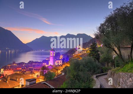 Sala Comacina, Como, Italien kleine Stadt am Comer See in der Abenddämmerung. Stockfoto